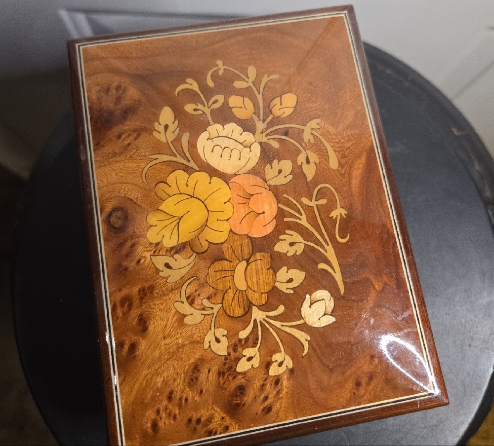 Reuge Inlaid Floral Wooden Music Box with Brass Accents Made In Italy - Picture 4 of 10